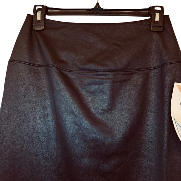 Women with Control Faux Leather Skirt - Picture 5 of 10